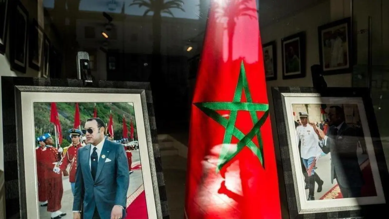  Archivo - Una bandera de Marruecos y una fotograf&iacute;a del rey Mohamed VI en un escaparate en Rabat. - MICHAEL BUNEL / ZUMA PRESS / CONTACTOPHOTO 