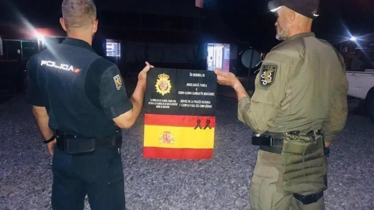  La Polic&iacute;a Nacional elogia en su Twitter la labor de los 17 agentes que permanecen en Kabul, mostrando la bandera en honor a los dos polic&iacute;as asesinados en 2015 - POLIC&Iacute;A NACIONAL 