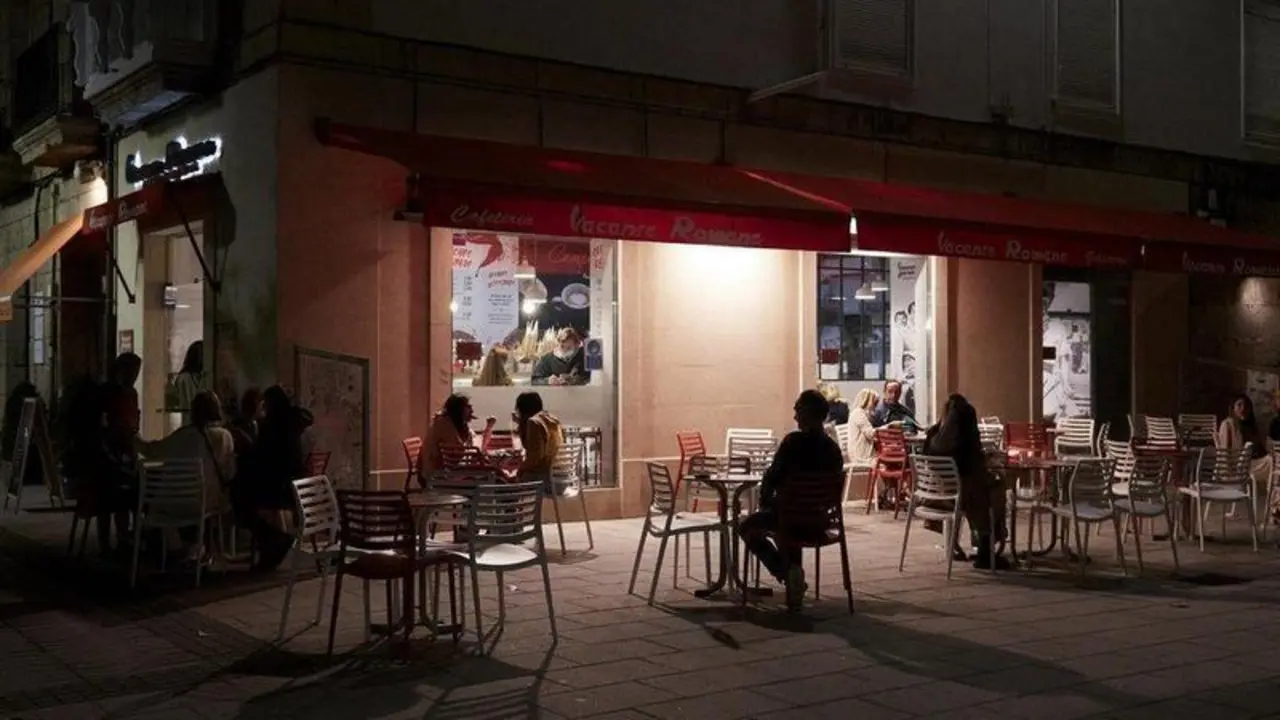  Archivo - Varias personas en una terraza de Santander, antes de su cierre a medianoche, a 3 de julio de 2021, en Santander, Cantabria (Espa&ntilde;a). - Juan Manuel Serrano Arce - Europa Press - Archivo 