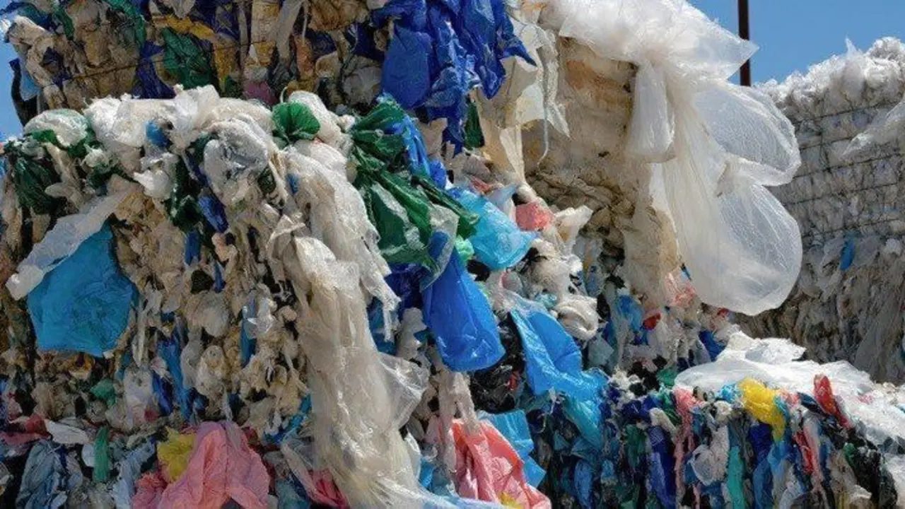  India, pl&aacute;stico. Twitter 