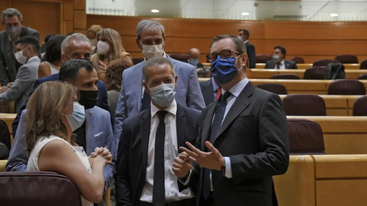  La vicesecretaria general del PSOE y portavoz del Grupo Socialista en el Congreso, Adriana Lastra, junto al portavoz del PSOE en el Senado, Ander Gil y el portavoz del PP en la C&aacute;mara Alta, Javier Maroto antes de una sesi&oacute;n en el 