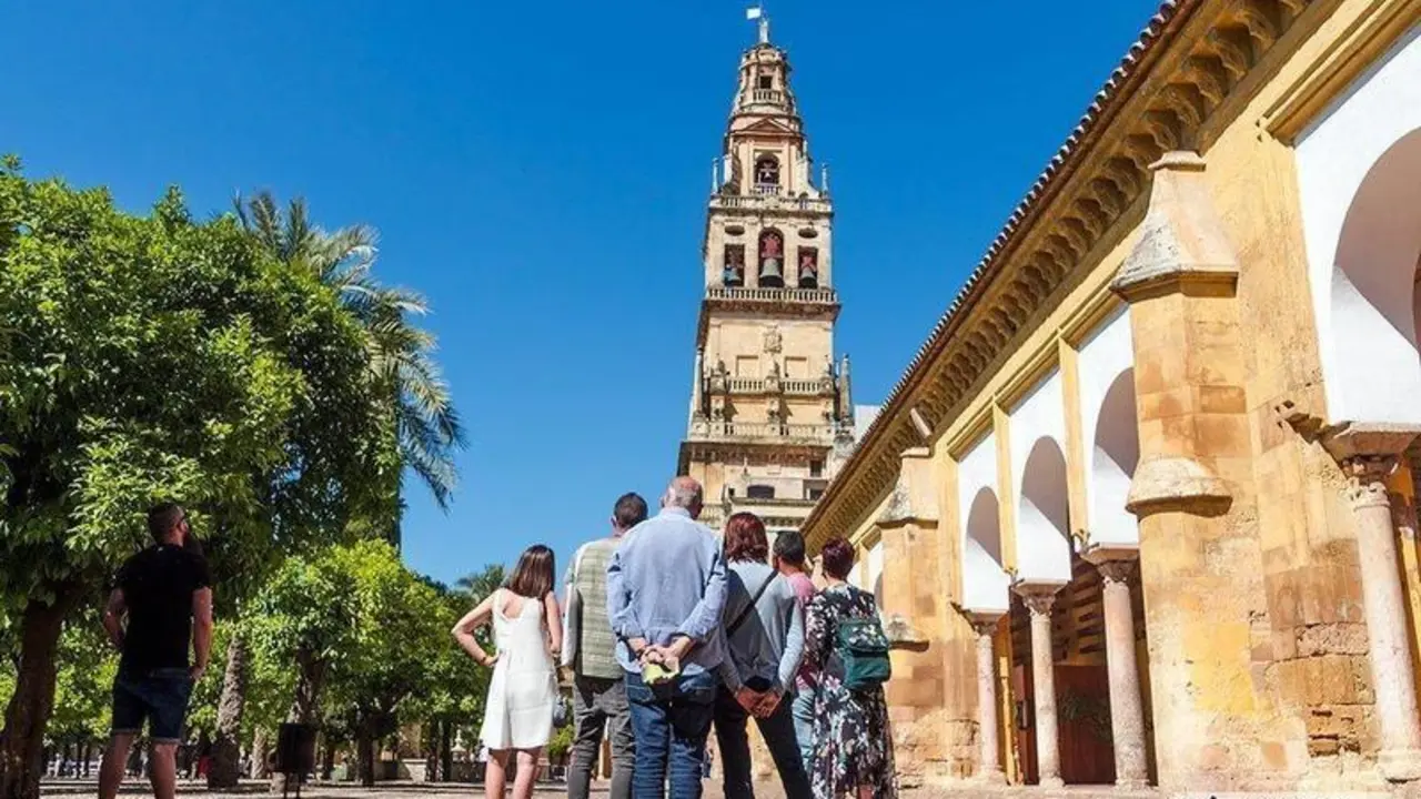  Grupo de turistas observan la torre de la Mezquita-Catedral / Pilar Gázquez. 