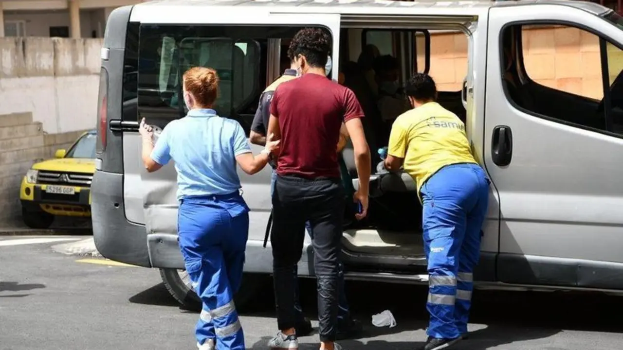  Trabajadores ayudan a uno de los menores marroqu&iacute;es a las puertas del juzgado - Antonio Sempere - Europa Press 