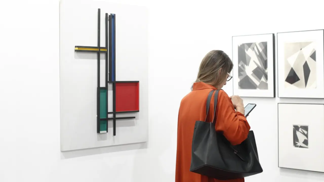  Archivo - Una mujer mira su m&oacute;vil durante la 38&ordf; edici&oacute;n de la Feria Internacional de Arte Contempor&aacute;neo ARCOmadrid. - Eduardo Parra - Europa Press - Archivo 