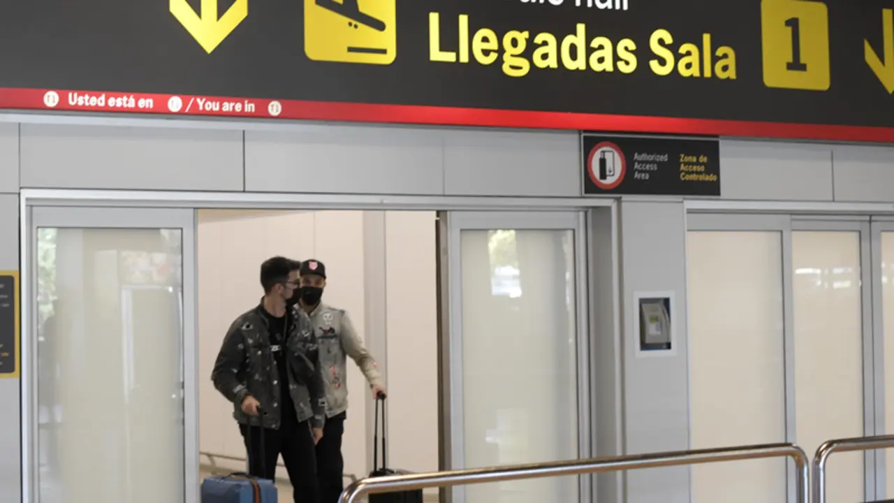  Pasajeros procedentes de un vuelo con origen Gran Breta&ntilde;a llegan a la terminal T1 del Aeropuerto Adolfo Su&aacute;rez Madrid-Barajas el d&iacute;a en que el Gobierno exige una PCR negativa o vacuna completa a los ciudadanos brit&aacute;nicos que vengan a nuestro pa&iacute;s, a 2 de - &Oacute;scar Ca&ntilde;as - Europa Press 