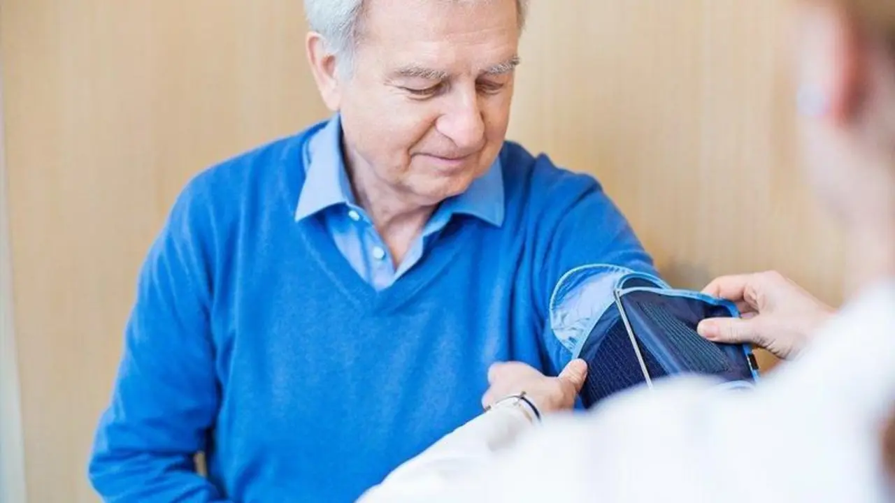  Persona mayor tom&aacute;ndose la tensi&oacute;n. Imagen: Veroval 