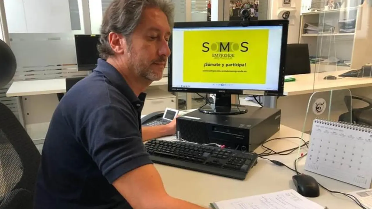  Uno de los t&eacute;cnicos de 'Somos Emprende Network', la plataforma de emprendimiento colaborativa impulsada por la Junta. 
