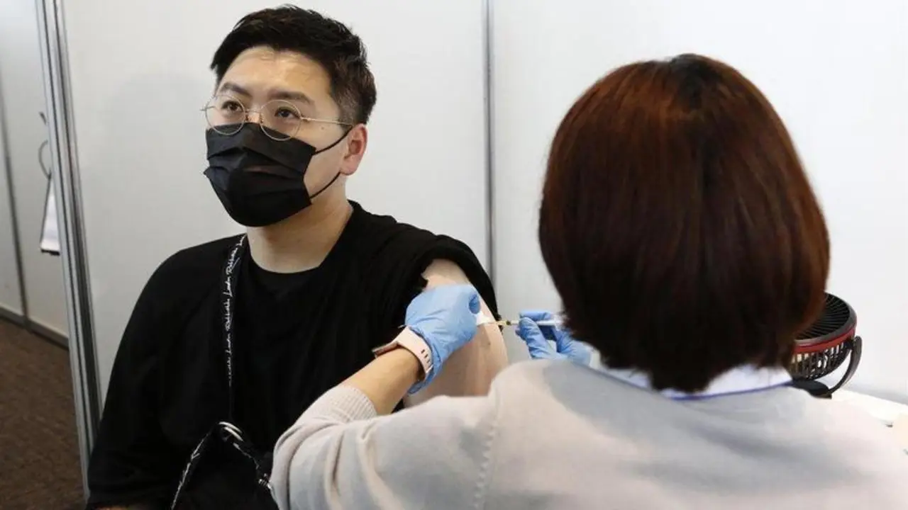  Archivo - 25 June 2021, Japan, Tokyo: A man receives the Moderna coronavirus vaccine at the Tokyo Metropolitan Government building. People involved in the Tokyo 2020 Olympic and Paralympic Games and residents with inoculation tickets received the Moderna - Rodrigo Reyes Marin/ZUMA Wire/dp / DPA - Archivo 