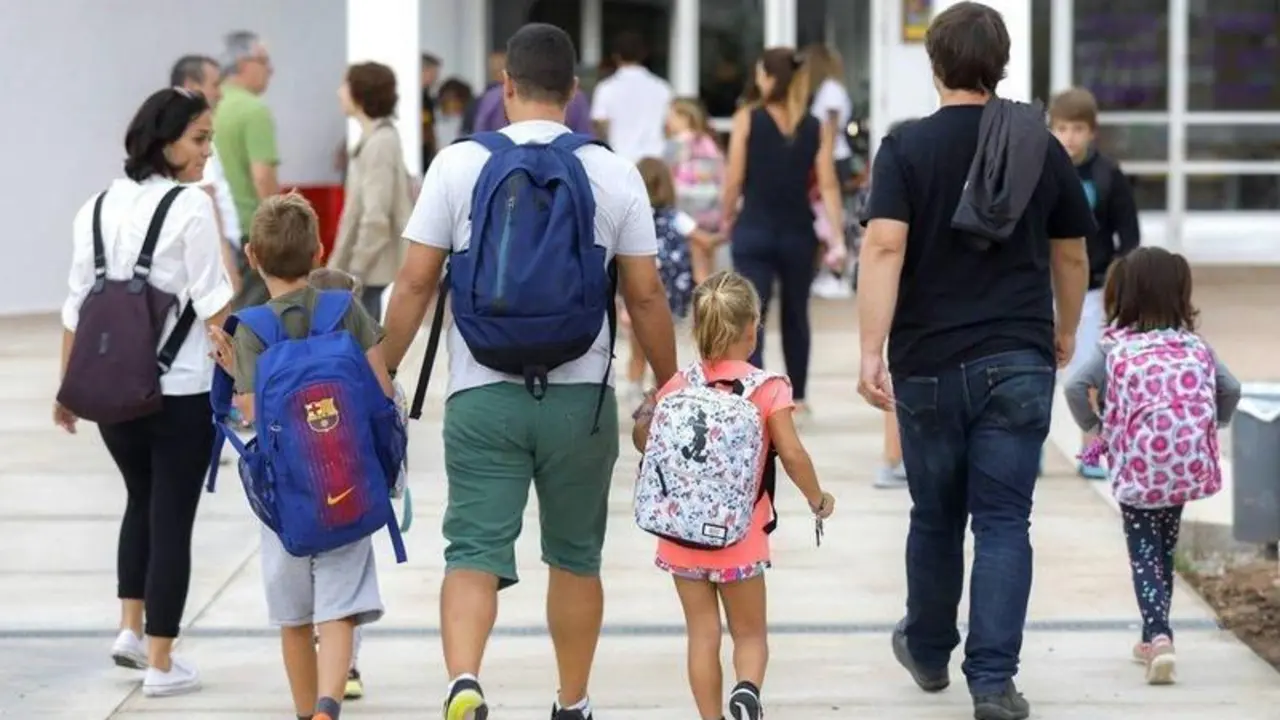  Varios padres llevan a sus hijos al colegio. M&Ograve;NICA TORRES 