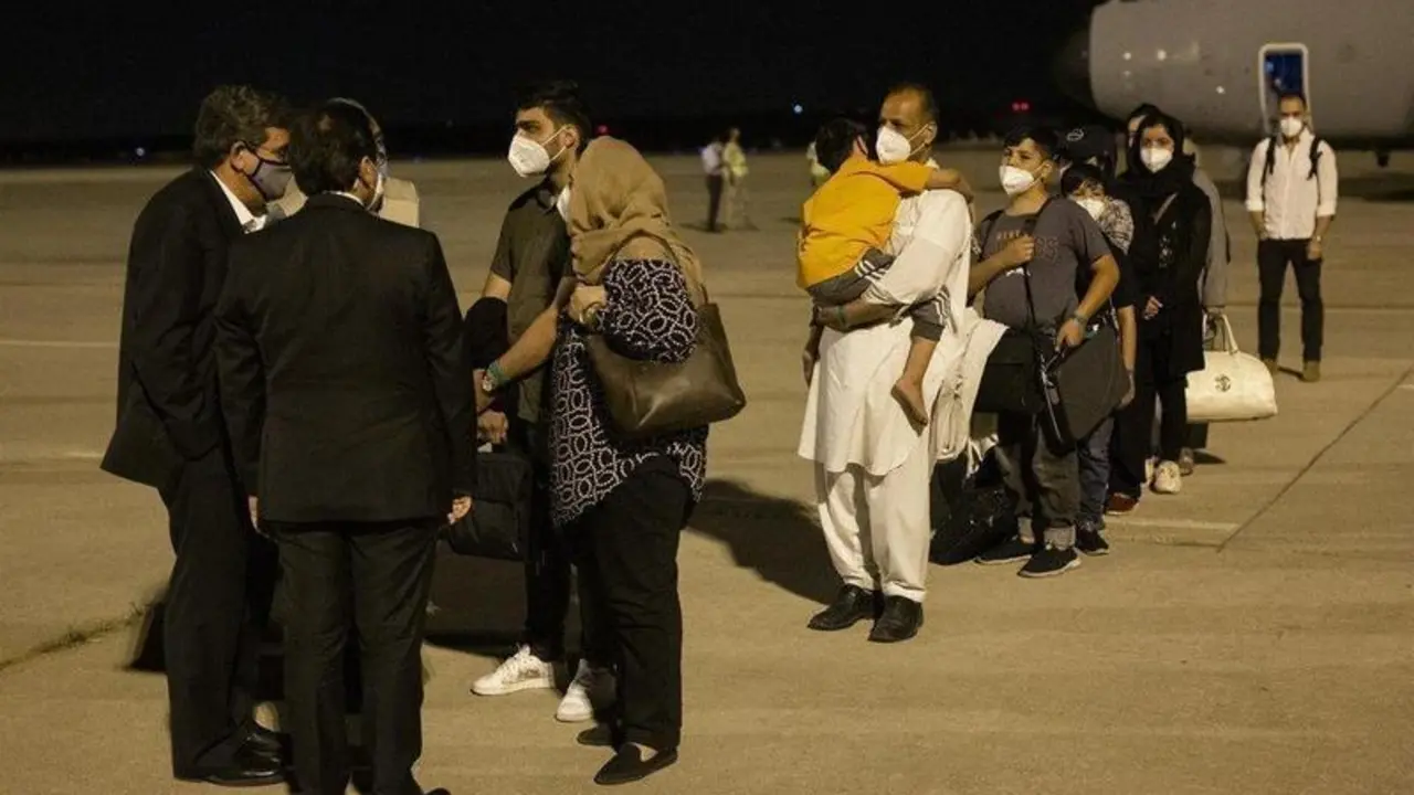  El ministro de Inclusi&oacute;n, Seguridad Social y Migraciones, Jos&eacute; Luis Escriv&aacute;; y el ministro de Asuntos Exteriores, Uni&oacute;n Europea y Cooperaci&oacute;n, Jos&eacute; Manuel Albares, reciben a los evacuados de Afganist&aacute;n en Torrej&oacute;n de Ardoz - Alejandro Mart&iacute;nez V&eacute;lez - Europa Press 