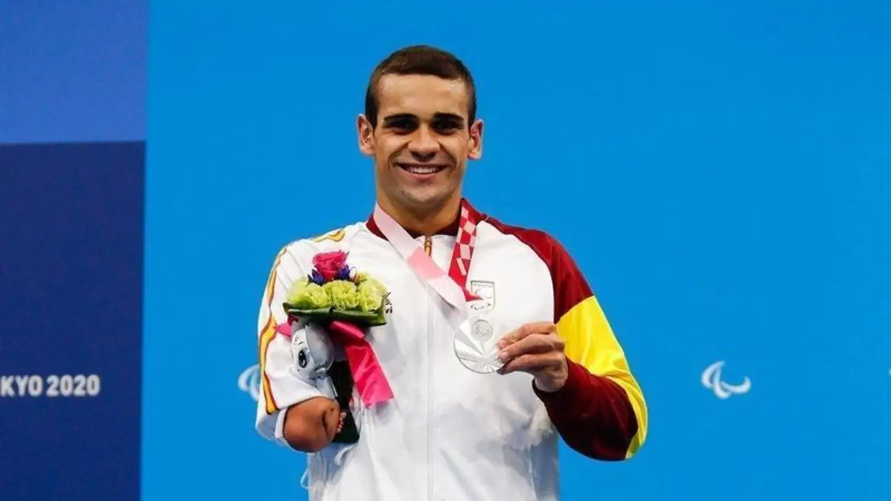  Oscar Salguero recibiendo la medalla de plata. - Juegos Paral&iacute;mpicos 2020. 