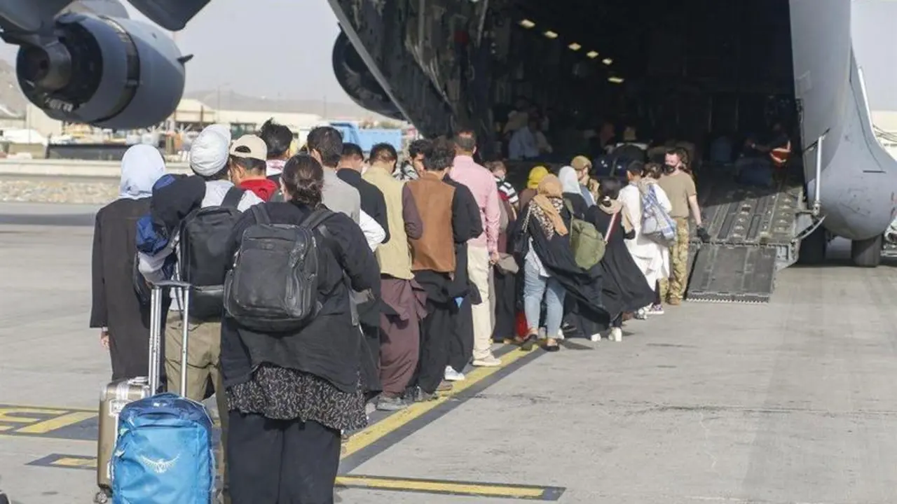  Personas esperan para ser evacuadas en un avi&oacute;n militar estadounidense en el aeropuerto de Kabul - Nicholas Guevara/U.S. Marines vi / DPA 