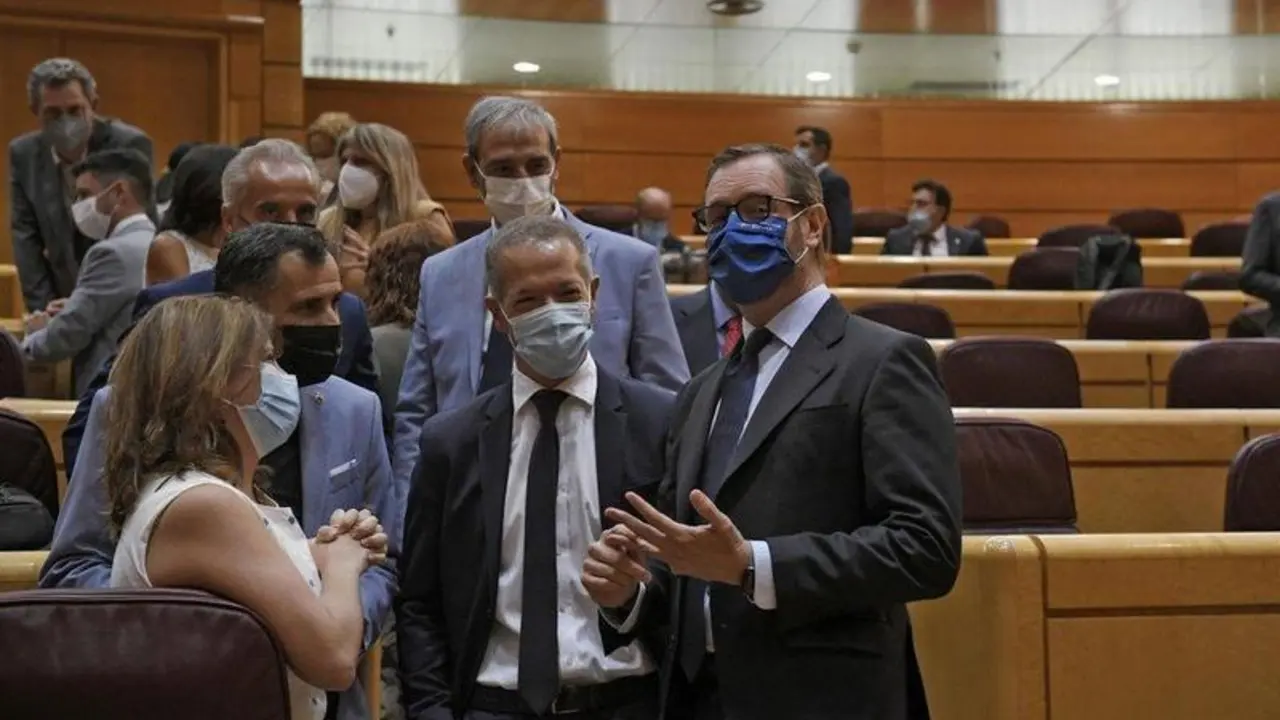  Archivo - El portavoz del PP en la C&aacute;mara Alta, Javier Maroto (1d) antes del inicio de una sesi&oacute;n plenaria en el Senado, a 12 de julio de 2021, en Madrid (Espa&ntilde;a). - &Oacute;scar Ca&ntilde;as - Europa Press - Archivo 