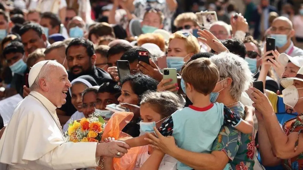 fotonoticia_20210827131833_1920Archivo - 30 June 2021, Vatican, Vatican City: Pope Francis (L) meets believers during his weekly general audience at the San Damaso courtyard at the Vatican. Photo: Grzegorz Galazka/Mondadori Portfolio via ZUMA/dpa - Grzegorz Galazka/Mondadori Portf / DPA - Archivo