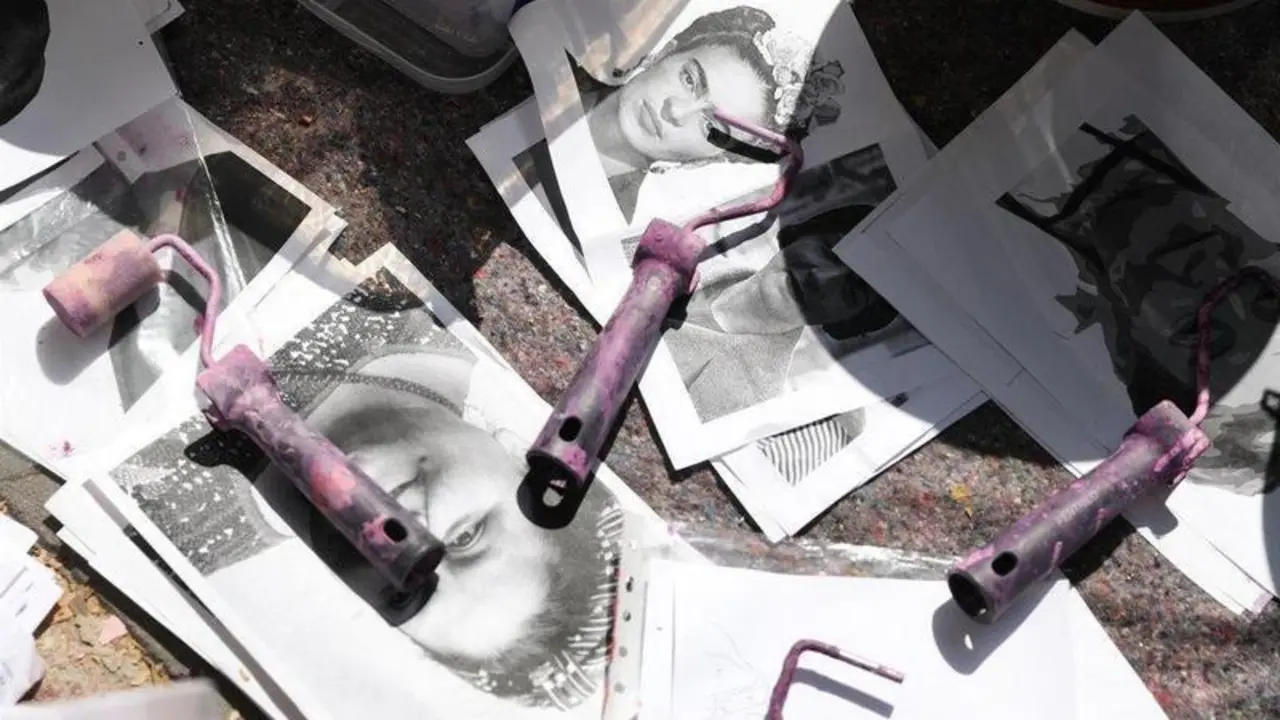 Material para los trabajos de reconstrucci&oacute;n del mural de mujeres de Ciudad Lineal, tras casi cuatro meses paralizado, en el Polideportivo Municipal La Concepci&oacute;n. - Isabel Infantes - Europa Press