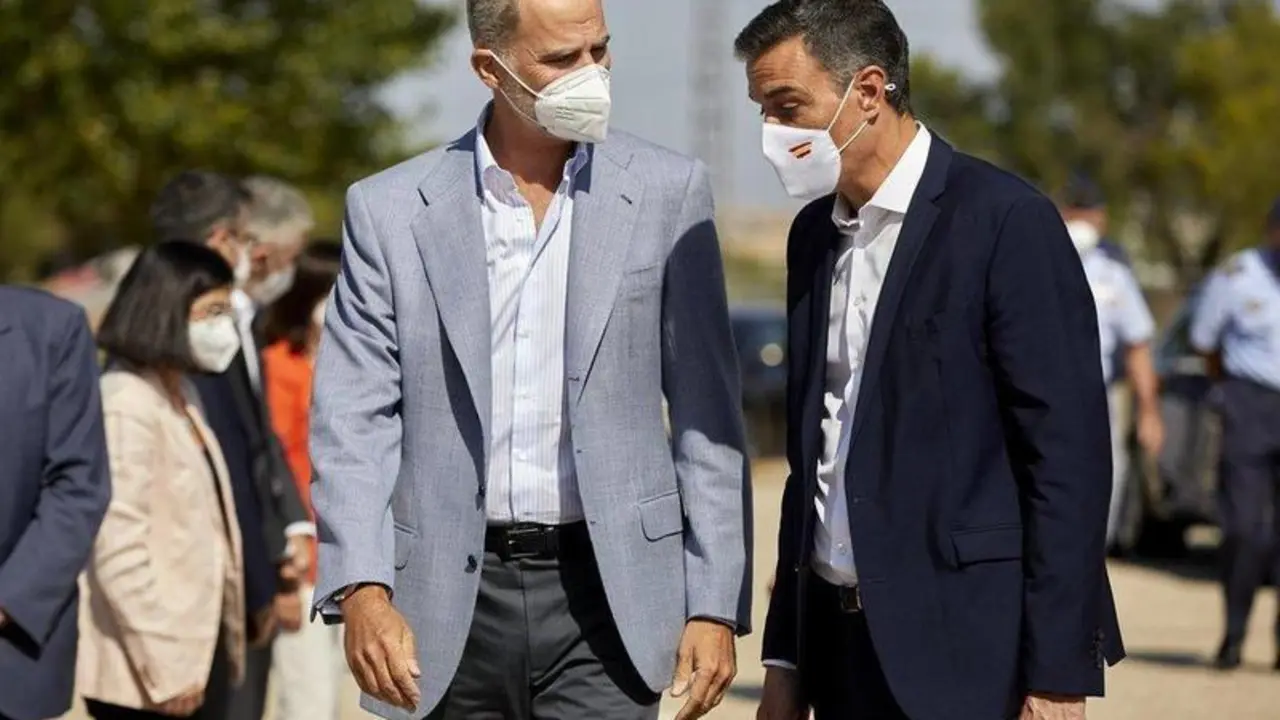  El Rey Felipe VI (i) y el presidente del Gobierno enTorrej&oacute;n de Ardoz | Jes&uacute;s Hell&iacute;n Europa Press 