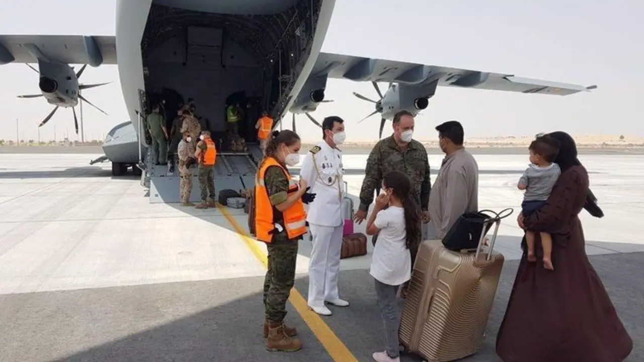  Un grupo de personas a su llegada a Dubai tras haber sido repatriados de Afganist&aacute;n por el Gobierno espa&ntilde;ol, a 20 de agosto de 2021, en Dubai, (Emiratos &Aacute;rabes Unidos). - Ministerio de Defensa 