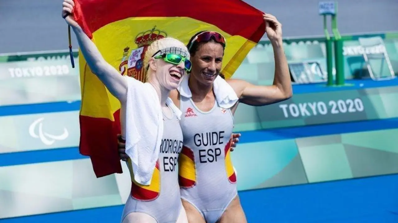 Susana Rodr&iacute;guez y su gu&iacute;a Sara Loehr logran el oro en la competici&oacute;n de triatl&oacute;n femenino PTVI. Odaiba Marine Park. 28/08/21. Juegos Paral&iacute;mpicos Tokio 2020. &copy;&nbsp;Mikael Helsing / CPE.