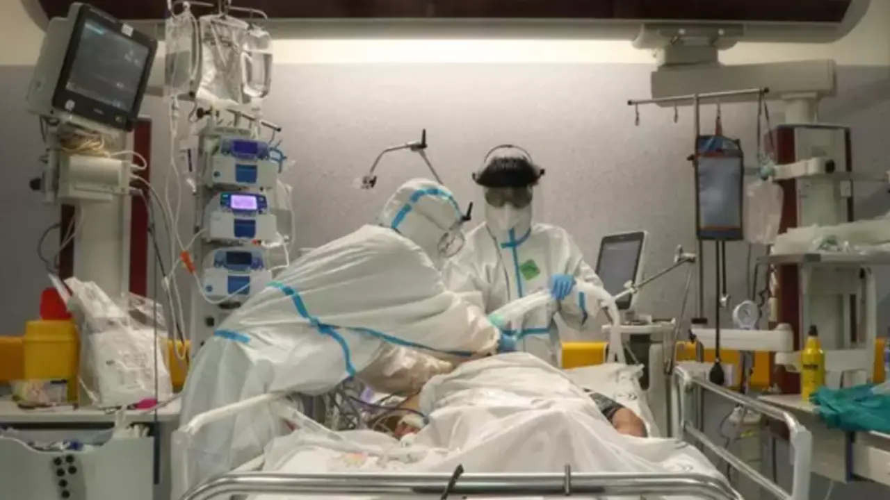  Facultativos atienden a un paciente con Covid-19 en la UCI del Hospital Reina Sof&iacute;a de C&oacute;rdoba. - JUNTA DE ANDALUC&Iacute;A - Archivo 