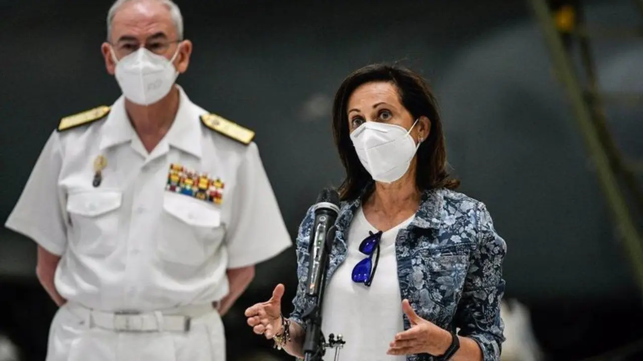  La ministra de Defensa, Margarita Robles, y el jefe de Estado Mayor de la Defensa (JEMAD), almirante general Teodoro E. L&oacute;pez Calder&oacute;n, tras recibir a los &uacute;ltimos militares espa&ntilde;oles que han participado en la repatriaci&oacute;n de afganos y colaboradores. 