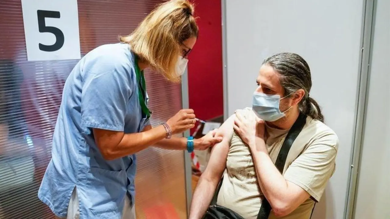  Un hombre recibe la primera dosis de la vacuna de Pfizer-BioNTech contra el Covid-19, a 9 de junio de 2021, en el Hospital Severo Ochoa de Legan&eacute;s, Legan&eacute;s, Madrid, (Espa&ntilde;a). 