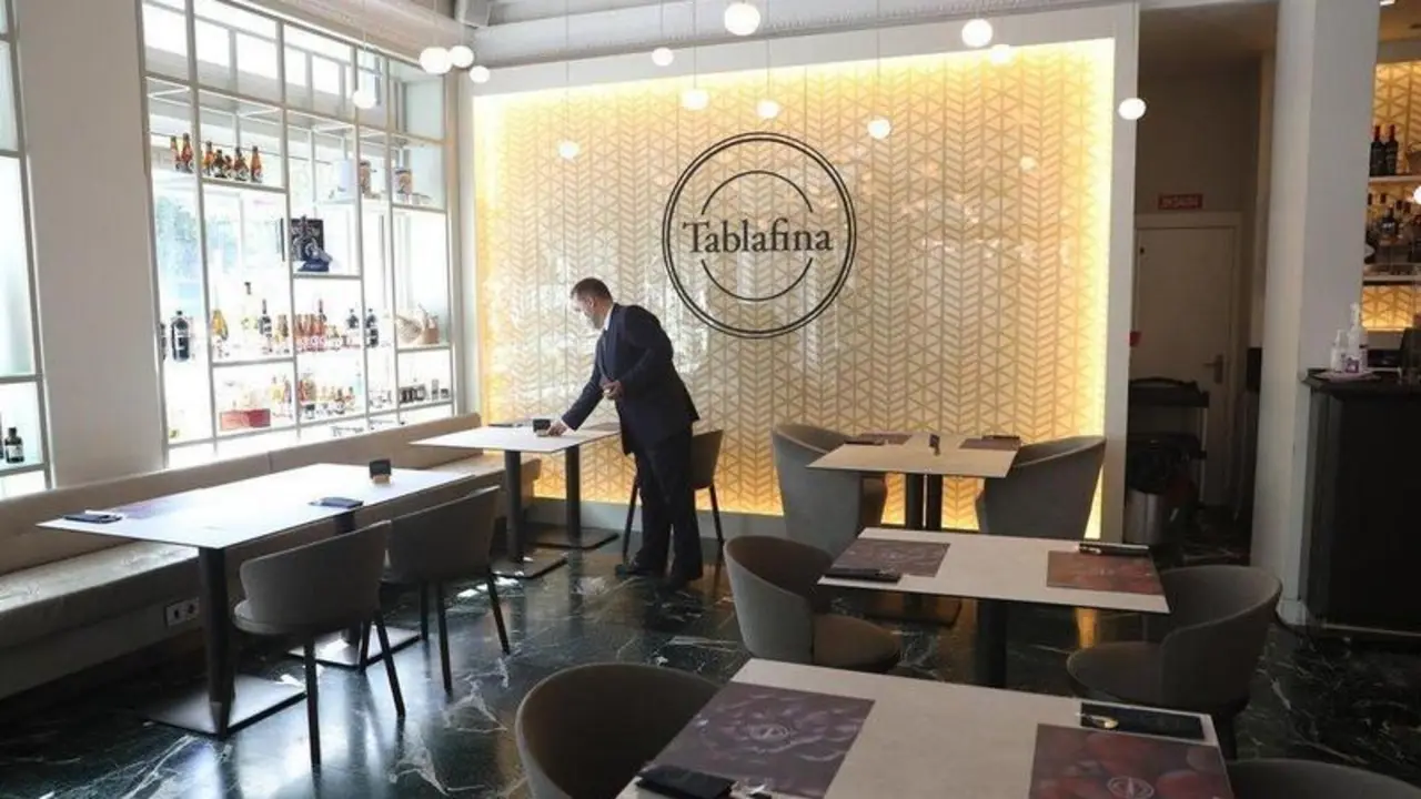  Archivo - Un camarero prepara una mesa en el restaurante Tablafina en el Paseo del Prado. En Madrid, (Espa&ntilde;a), a 10 de julio de 2020. - Marta Fern&aacute;ndez Jara - Europa Press - Archivo 