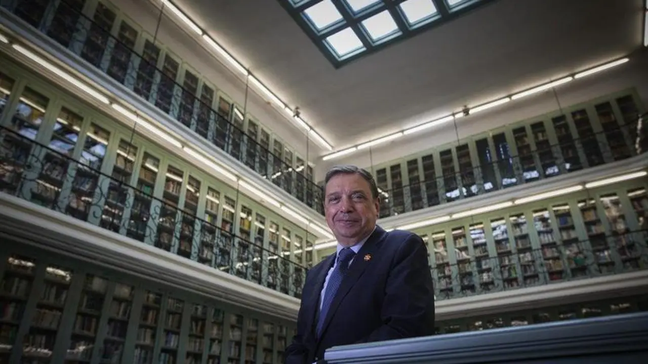  El  ministro de Agricultura, Pesca y Alimentaci&oacute;n, Luis Planas, posa despu&eacute;s de una entrevista para Europa Press, en la sede del ministerio, a 26 de agosto de 2021, en Madrid (Espa&ntilde;a). - Jes&uacute;s Hell&iacute;n - Europa Press 