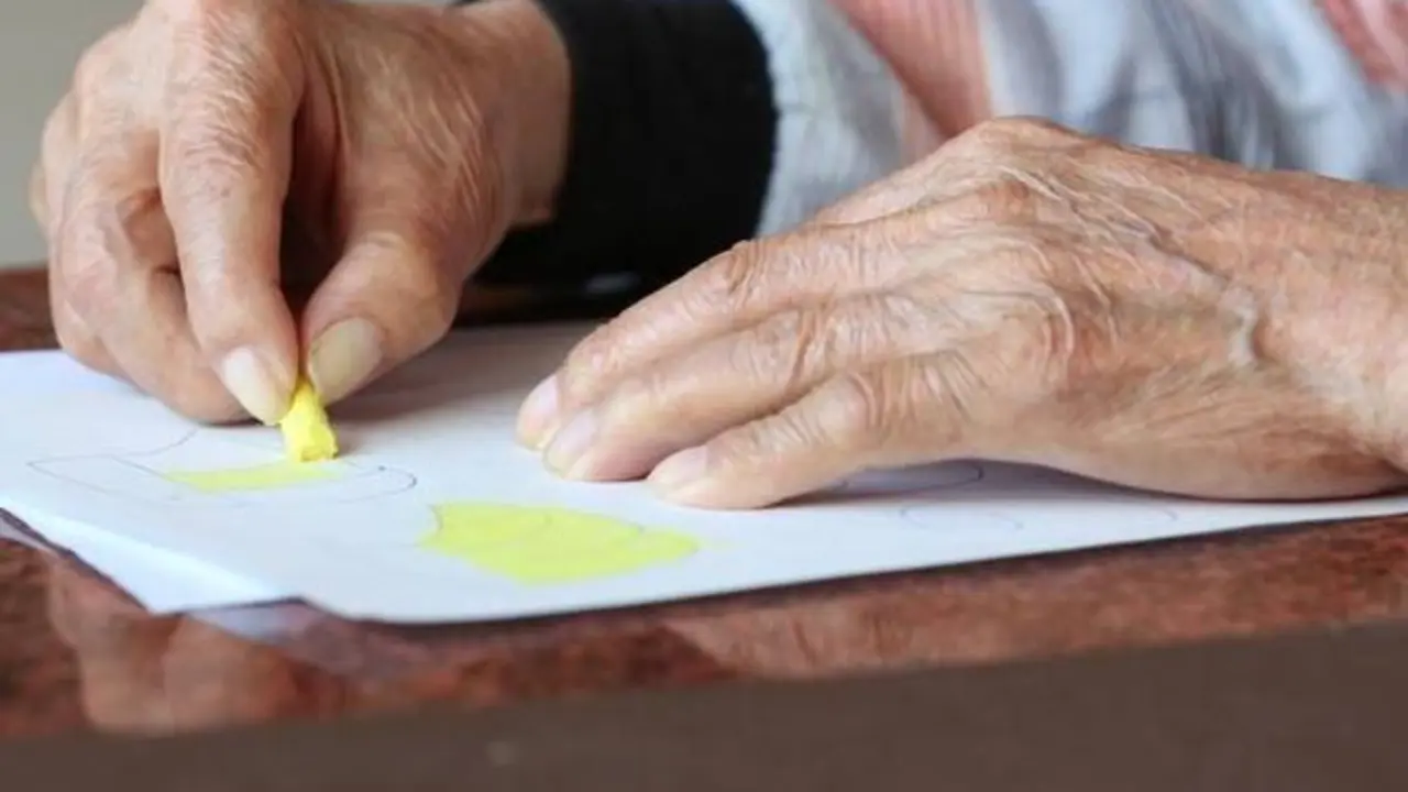  Se&ntilde;ora mayor con artrosis. Pinterest. 