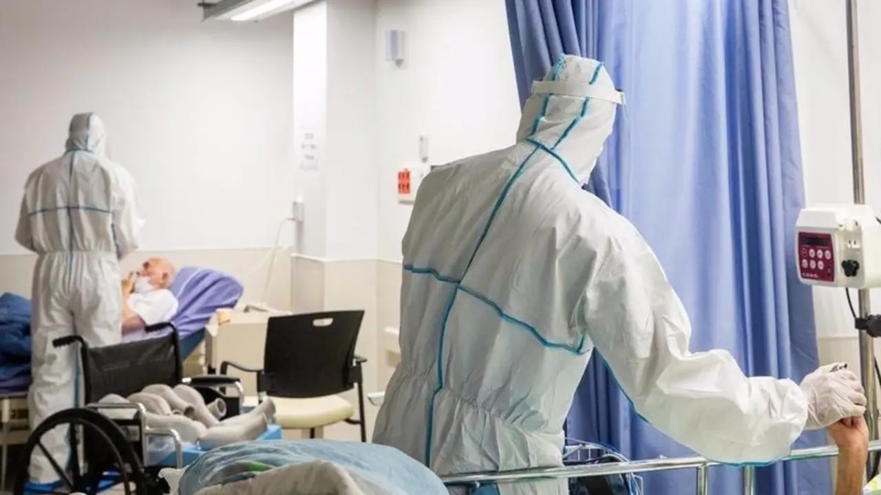  Trabajadores sanitarios con pacientes de COVID-19 en Israel-Europa Press 