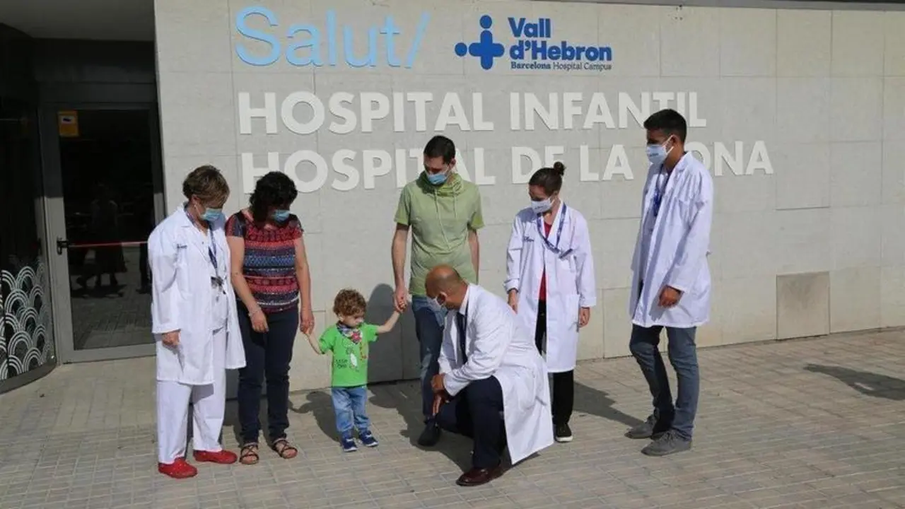  El receptor del &oacute;rgano y su familia con personal del Hospital Vall d'Hebron de Barcelona - HOSPITAL VALL D'HEBRON 