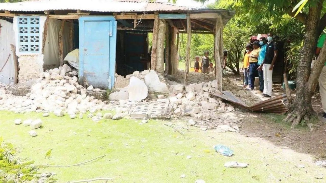  Varias personas observan los da&ntilde;os causados en un edificio tras el terremoto en Hait&iacute; - ALDEAS INFANTILES SOS HAIT&Iacute; 