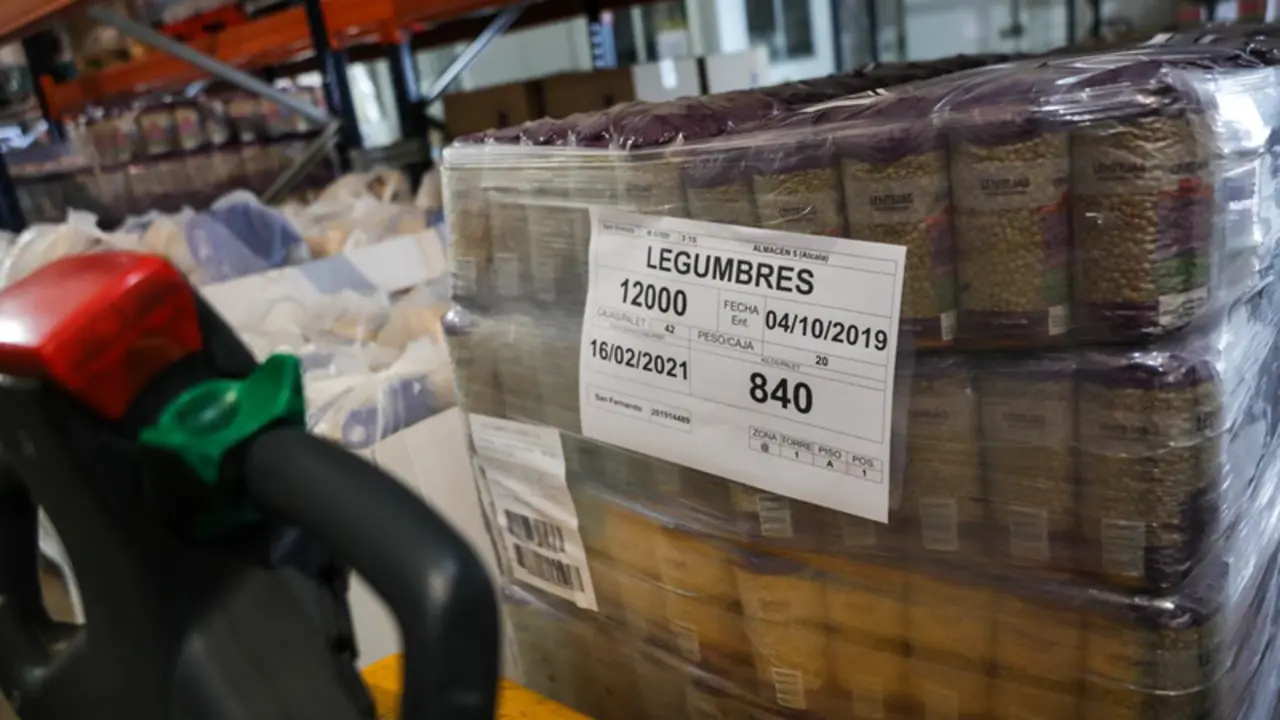  Archivo - Bolsas de legumbres procedentes de la recogida de alimentos en el almac&eacute;n del Banco de Alimentos de Madrid, en el Colegio San Fernando ALMAC, en Madrid (Espa&ntilde;a), a 24 de noviembre de 2019. - Jes&uacute;s Hell&iacute;n - Europa Press - Archivo 