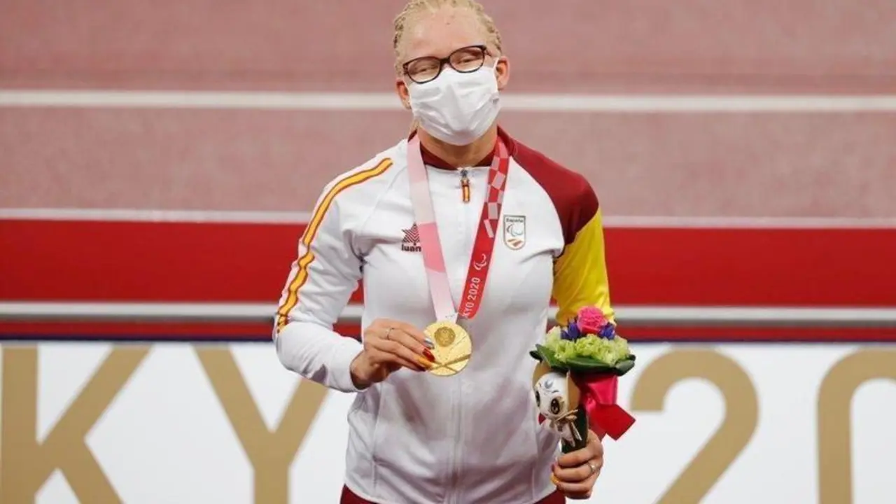  Adiaratou con su medalla 