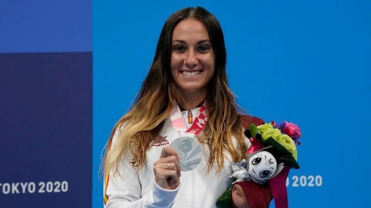  Sarai Gasc&oacute;n con su medalla 