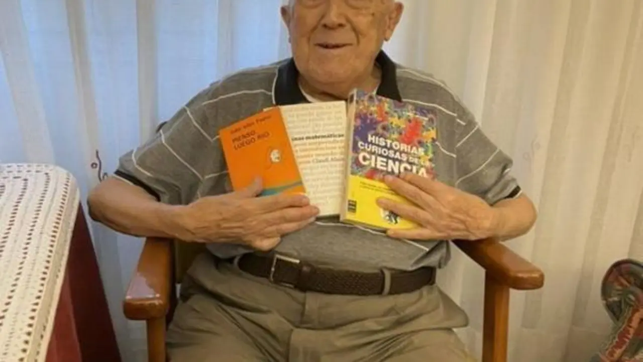  El abuelo, Juan, en la publicaci&oacute;n de Twitter. 