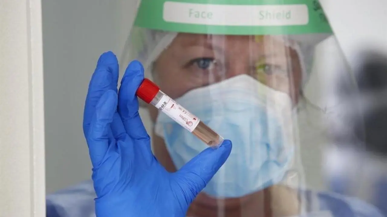  Archivo - Una enfermera realiza una prueba de Covid-19. - Jorge Peteiro - Europa Press - Archivo 