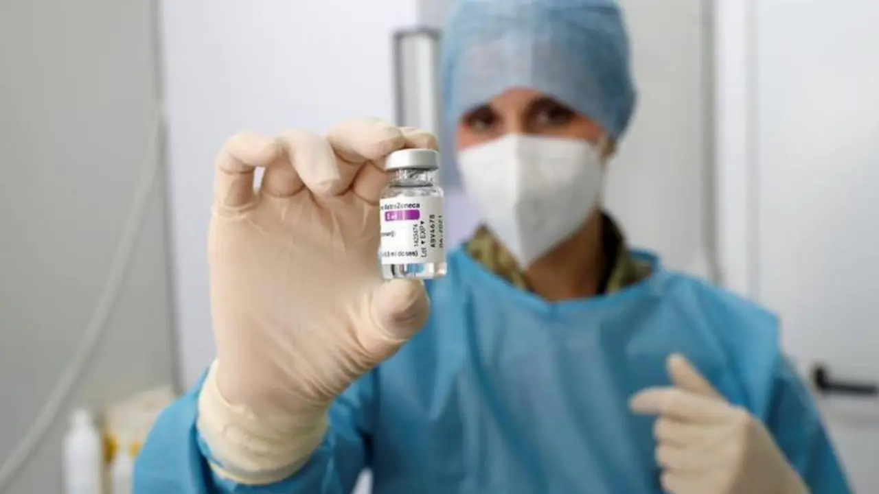  La vacuna AstraZeneca sigue administr&aacute;ndose en Espa&ntilde;a. 