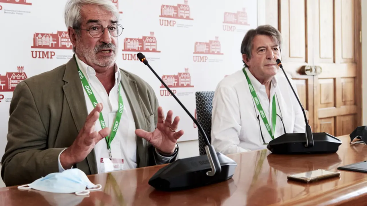  Aurelio Barricarte, Jefe de Secci&oacute;n de Enfermedades Transmisibles y Vacunaciones. Instituto de Salud P&uacute;blica y Laboral de Navarra; y Ra&uacute;l Ortiz de Lejarazu , en la rueda de prensa en la UIMP - JUAN MANUEL SERRANO ARCE/UIMP 