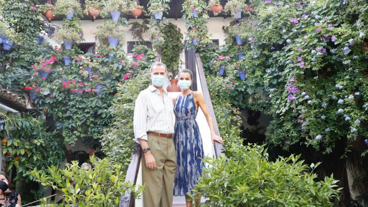  Archivo - Los Reyes de Espa&ntilde;a, Felipe VI y Do&ntilde;a Letizia, en una visita a los patios de C&oacute;rdoba el a&ntilde;o pasado. - CASA DE S.M EL REY /FRANCISCO GOMEZ / FRANCISCO GO 