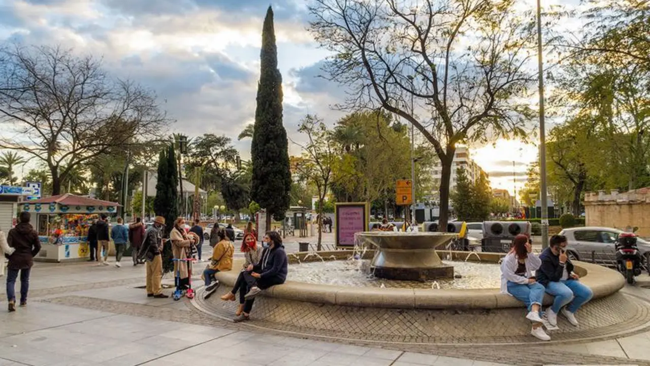  Personas sentadas en la fuente en Paseo de la Victoria. / Jos&eacute; Le&oacute;n 