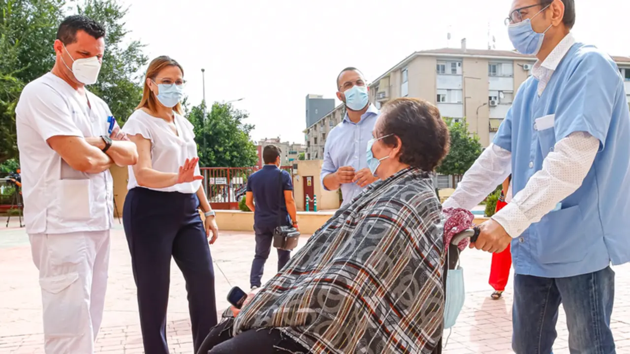  La vicepresidenta y consejera de Mujer, Igualdad, LGTBI, Familias y Pol&iacute;tica Social, Isabel Franco -en el centro de la imagen-, visitando una residencia de mayores de la Regi&oacute;n - COMUNIDAD 