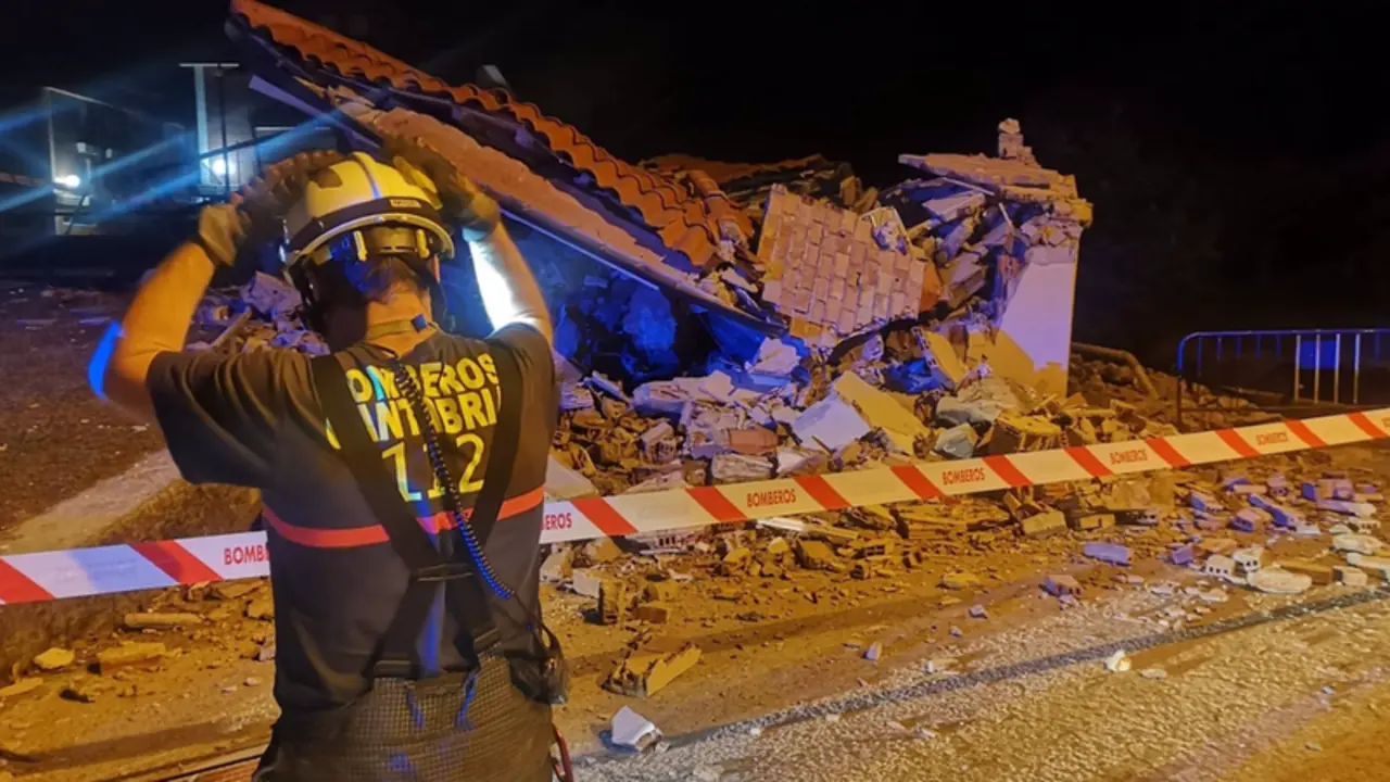  Edificio municipal derrumbado. - 112 