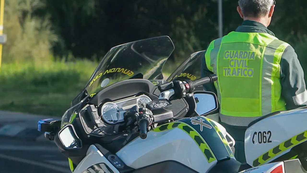  Archivo - Un agente de la Guardia Civil de Tr&aacute;fico con su moto durante la campa&ntilde;a de la DGT. - Ricardo Rubio - Europa Press - Archivo 