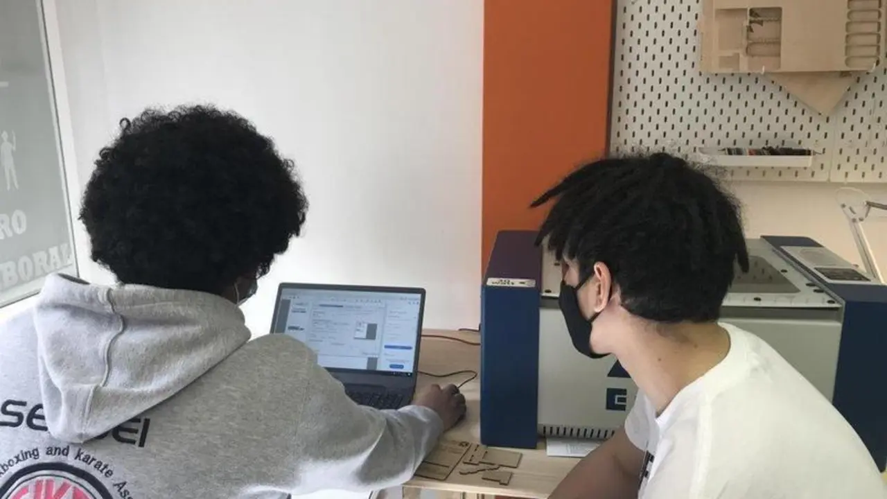  J&oacute;venes estudiantes de FP frente a un ordenador. 