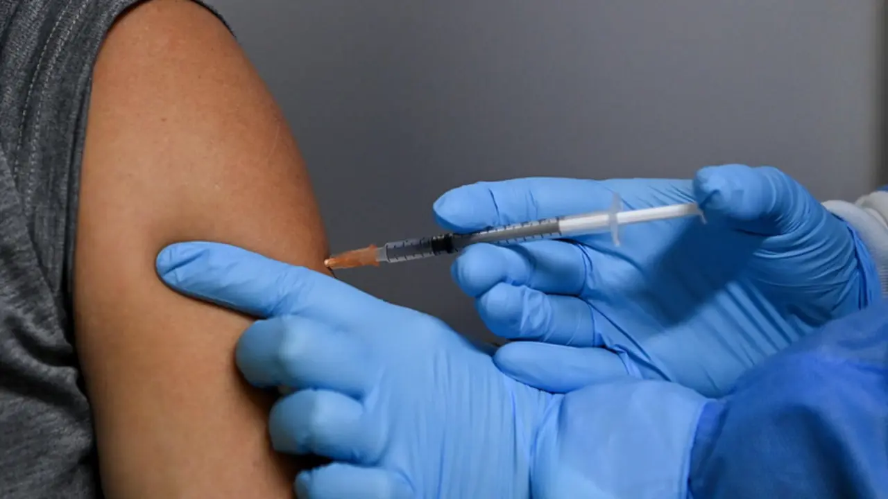  A patient receives the Pfizer COVID-19 vaccination by a nurse at the Belmore Medical GP in the suburb of Belmore, Sydney, Saturday, August 28, 2021. Dr Jamal Rifi from Belmore Medical GP will be providing second doses to people who paid for their Pfizer v - AAPIMAGE / DPA 