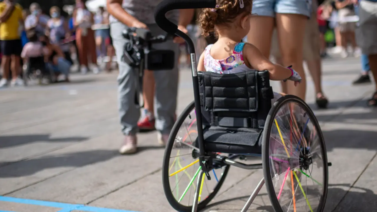  Una ni&ntilde;a con movilidad reducida participa en la primera Carrera Infantil Adaptada en las fiestas de Sant Roc - Lorena Sop&ecirc;na - Europa Press 
