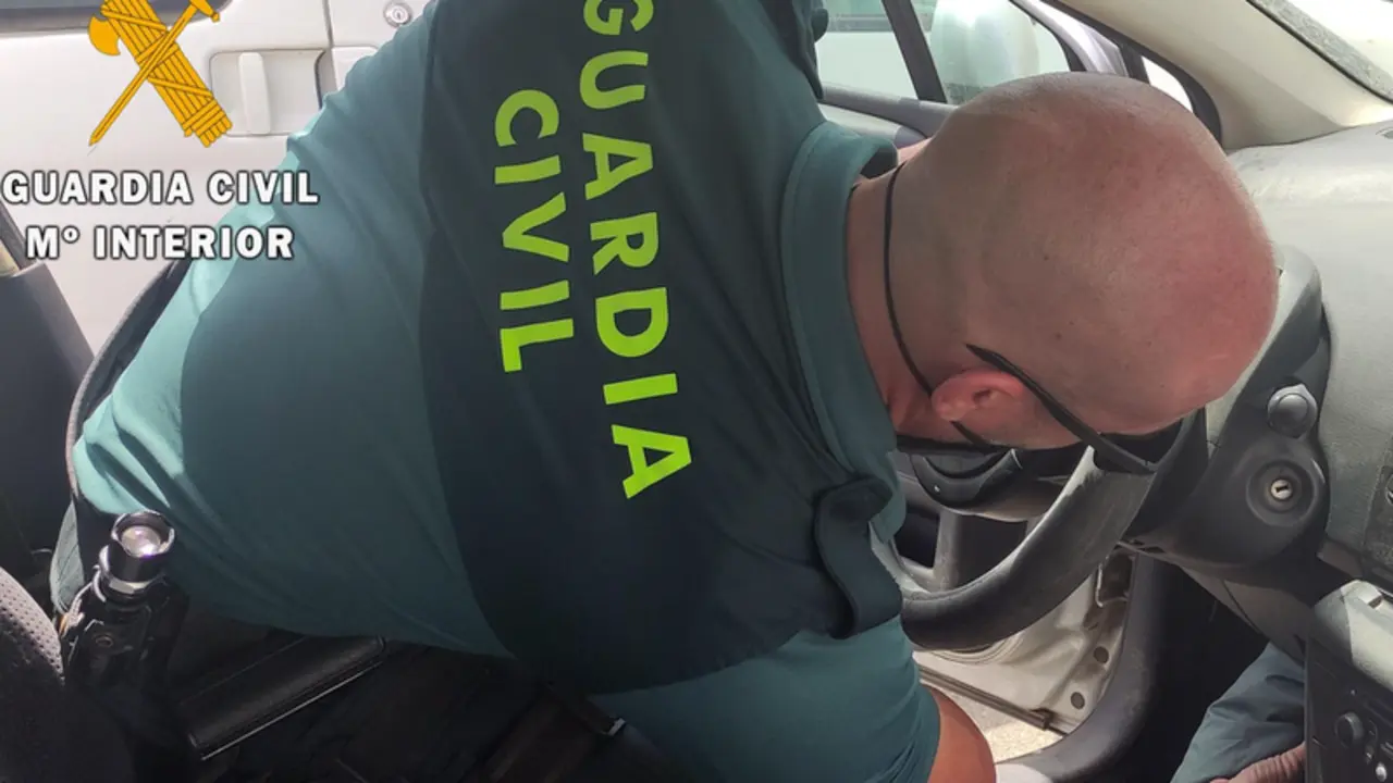  Un agente de la Guardia Civil inspecciona un veh&iacute;culo. - GUARDIA CIVIL 