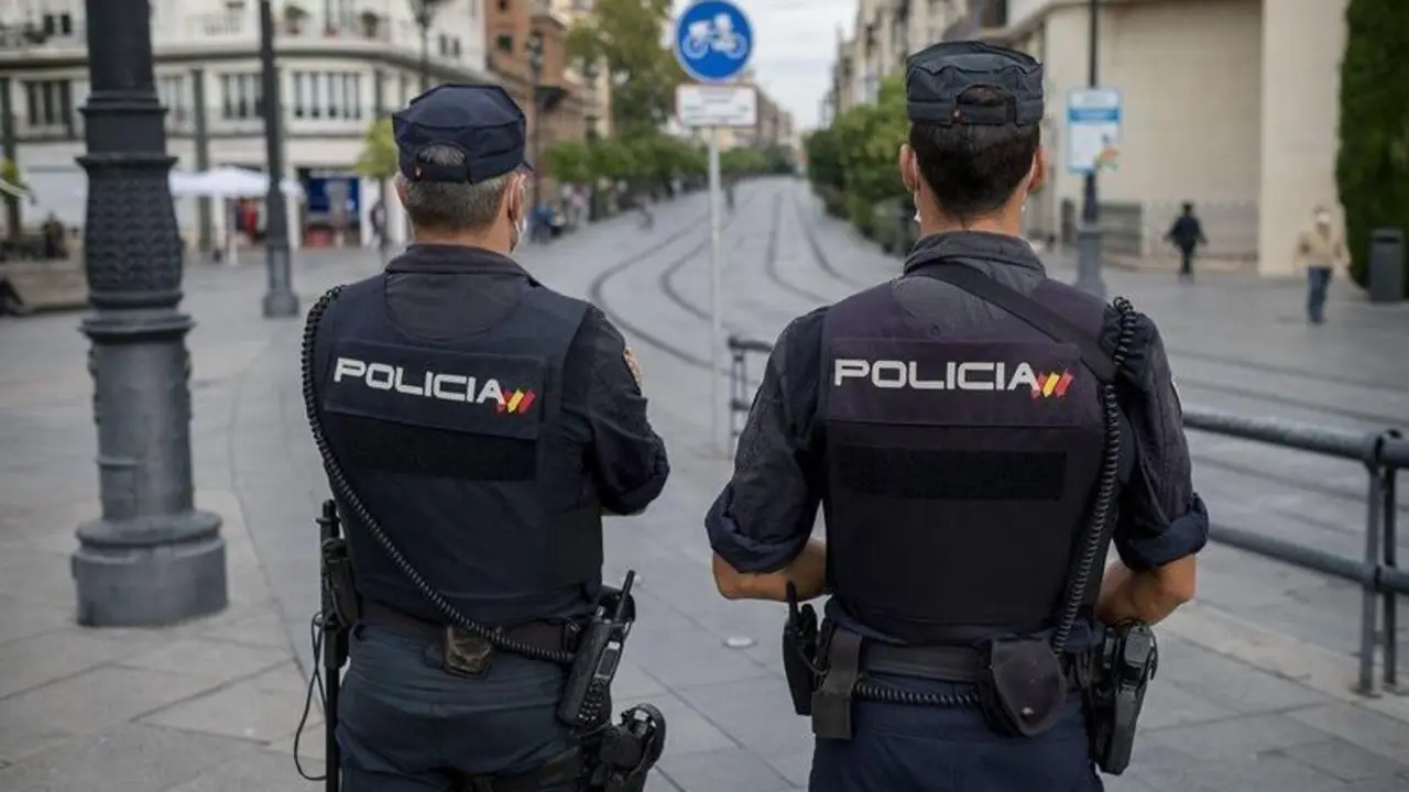 Sevilla/03-11-2020: Agentes de polic&iacute;a nacional en el centro de Sevilla, durante labores rutinarias de vigilancia.
FOTO: PACO PUENTES/EL PAIS
