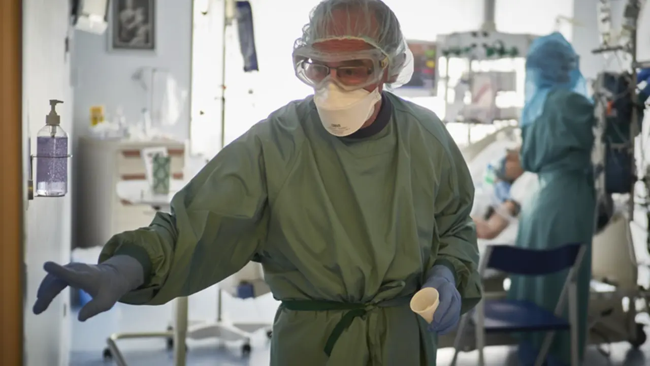  Archivo - Un trabajador sanitario totalmente protegido sale de una habitaci&oacute;n de la UCI de la Cl&iacute;nica Universidad de Navarra, en Pamplona, Navarra, (Espa&ntilde;a), a 10 de noviembre de 2020. La situaci&oacute;n actual de las UCI, ahora que la regi&oacute;n pasa por la segund - Eduardo Sanz - Europa Press - Archivo 