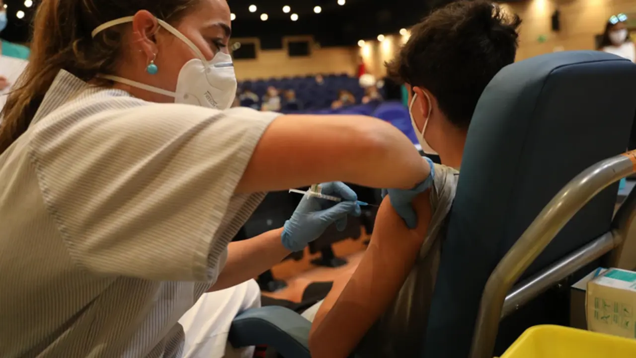 Una sanitaria vacuna a un menor en las instalaciones del Hospital General Universitario Gregorio Mara&ntilde;&oacute;n - Isabel Infantes - Europa Press 